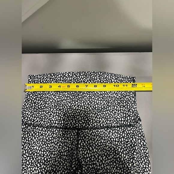 Lululemon Black and White Leggings size 6 - Picture 8 of 8